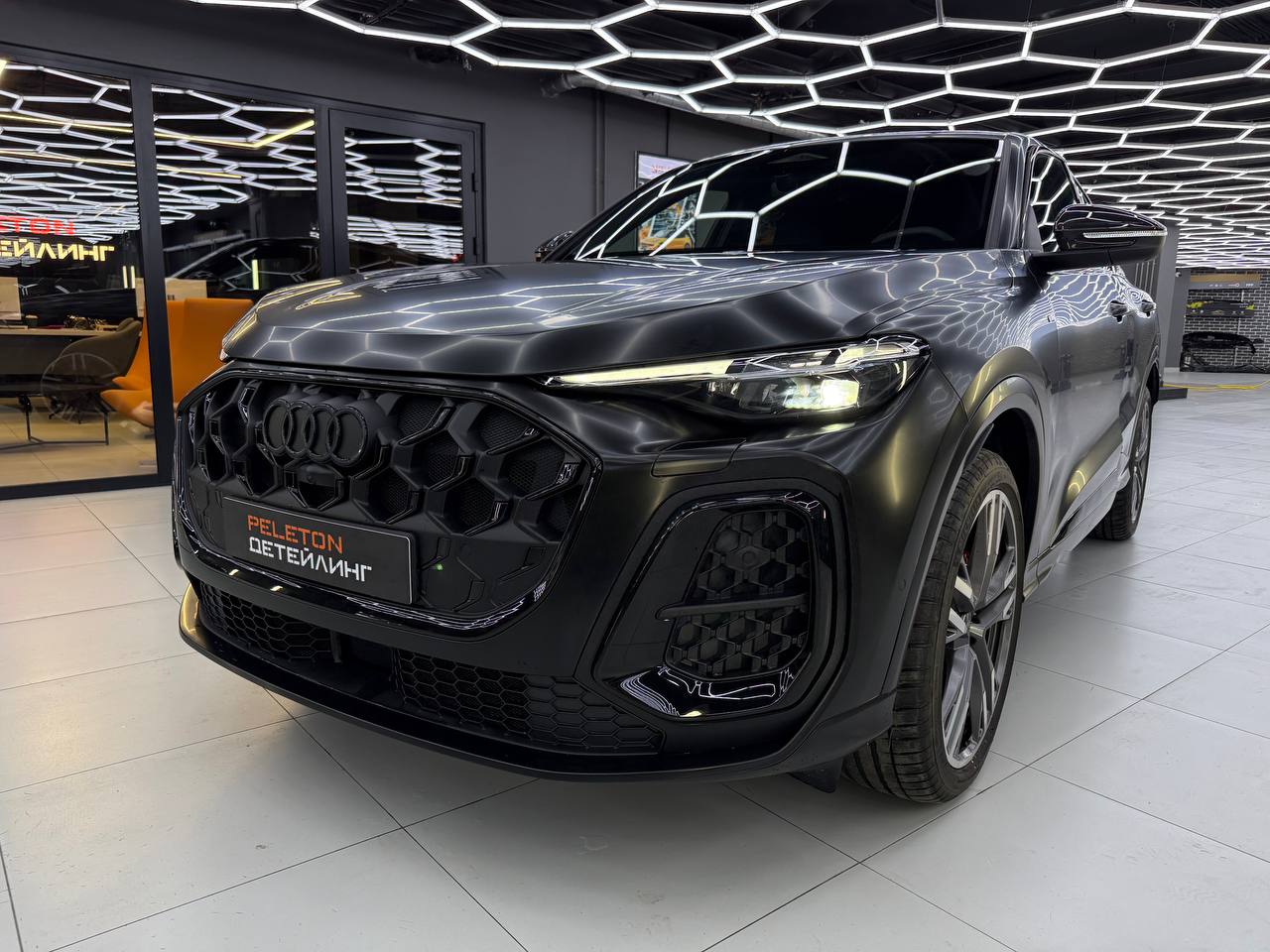 Оклейка Audi Q5 в сатиновую полиуретановую пленку 200 мкм: шелковый финиш и надежная защита